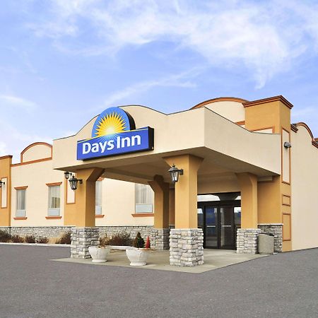 Days Inn By Wyndham Brampton Bagian luar foto