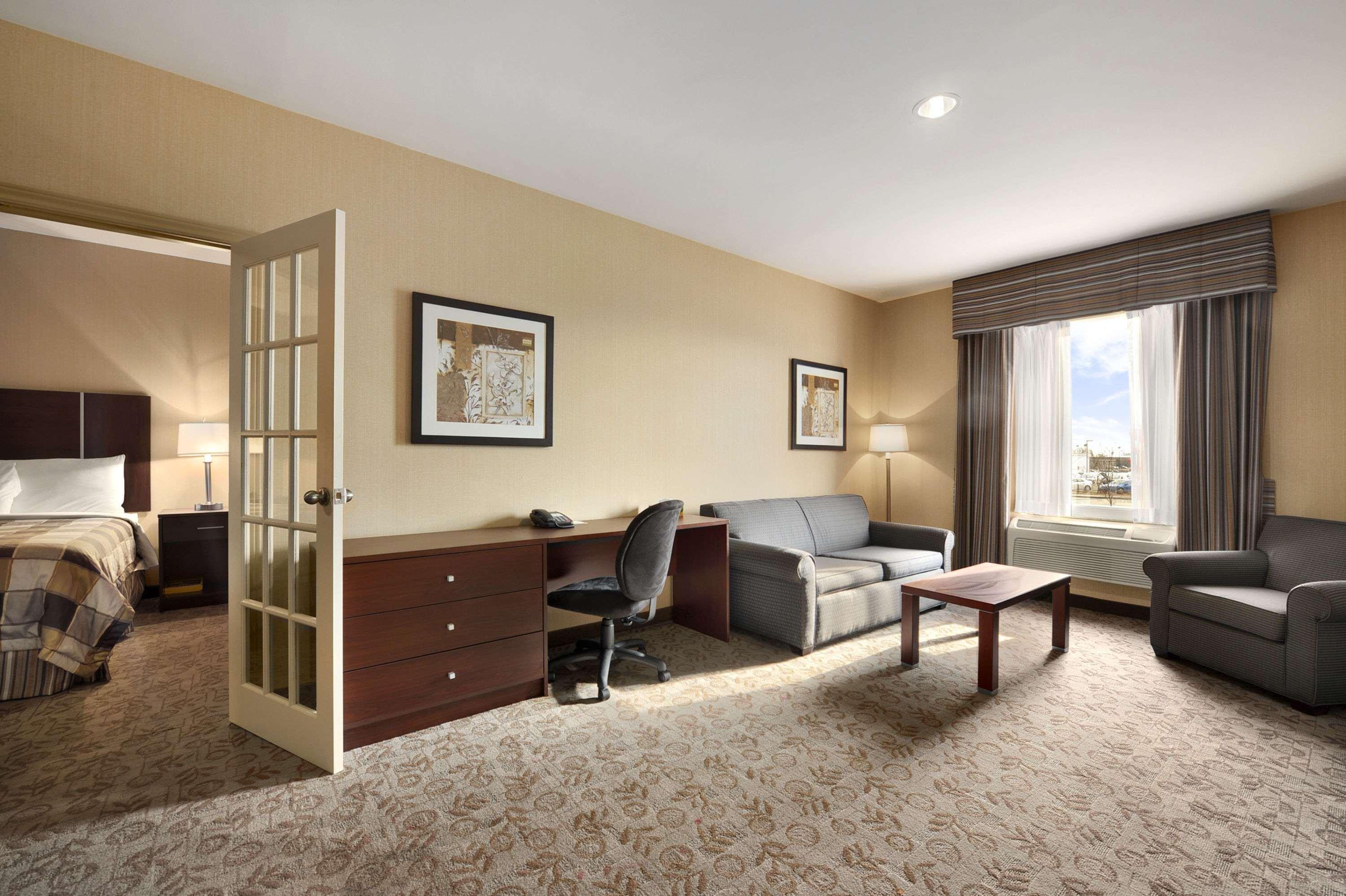 Days Inn By Wyndham Brampton Bagian luar foto