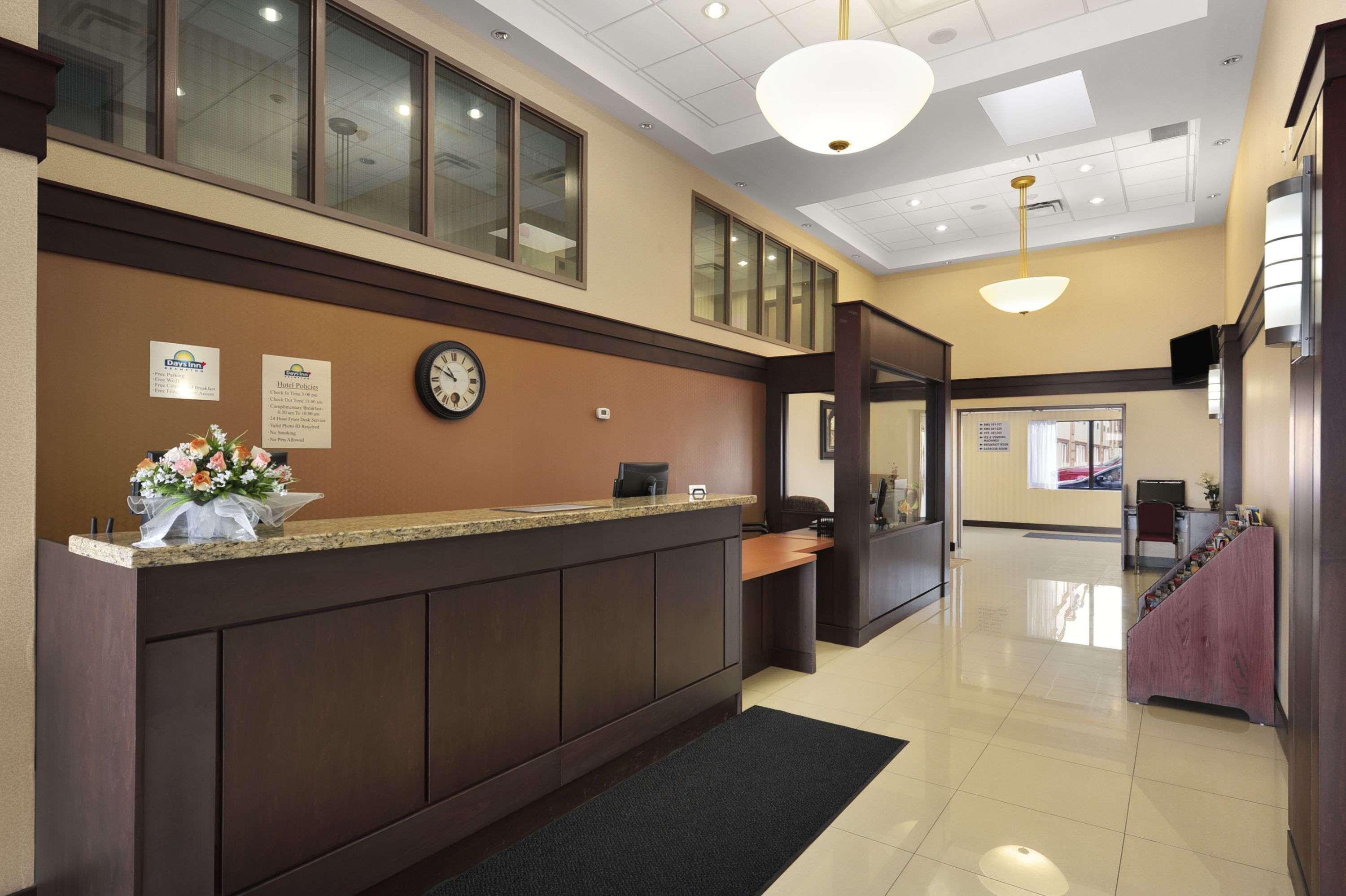 Days Inn By Wyndham Brampton Bagian luar foto