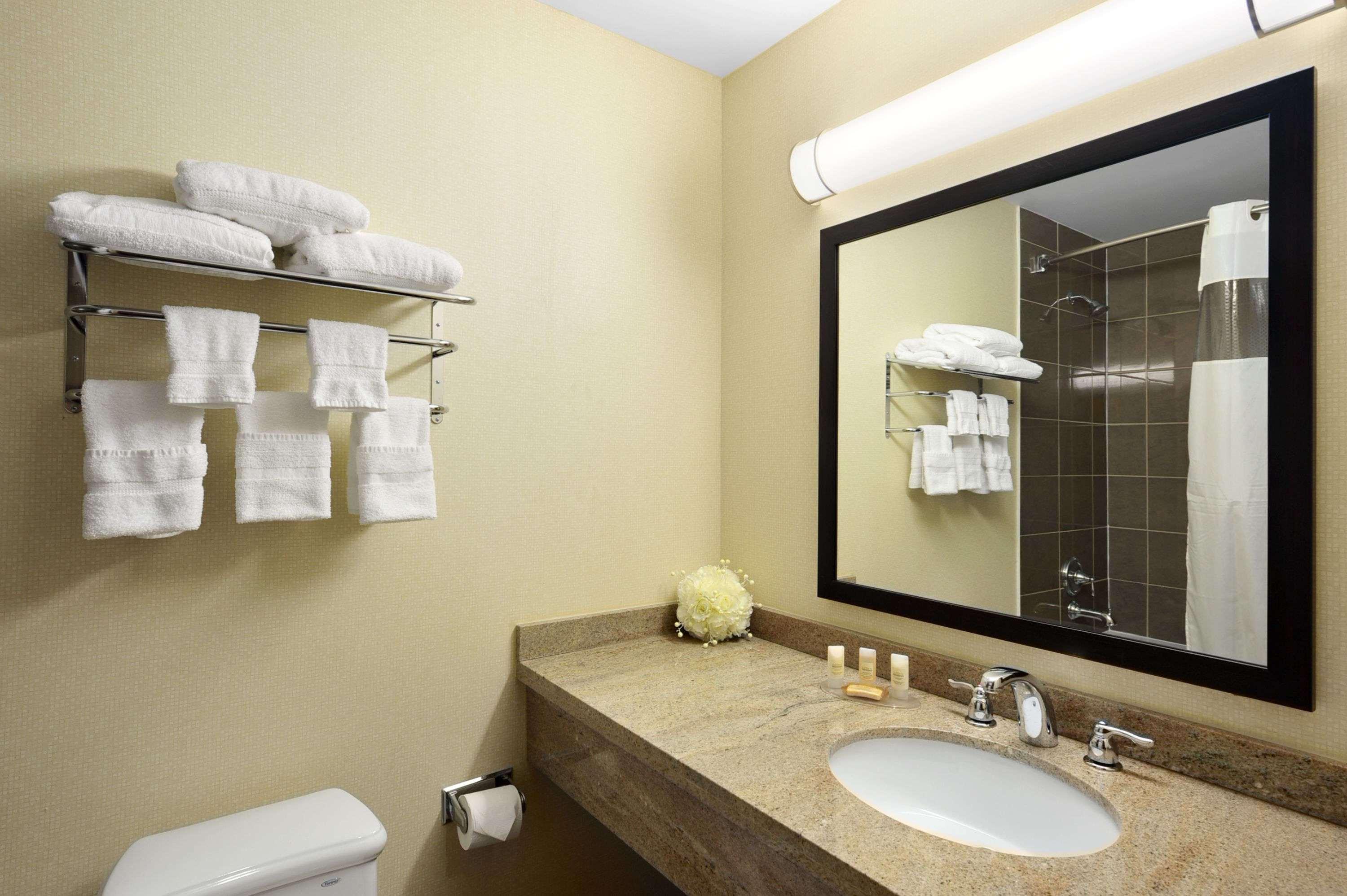 Days Inn By Wyndham Brampton Bagian luar foto