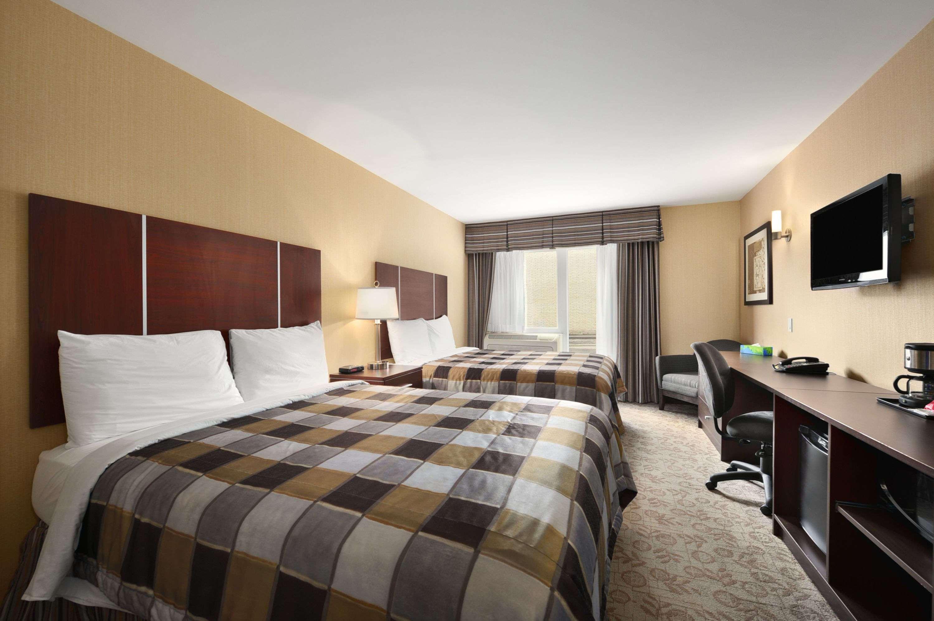 Days Inn By Wyndham Brampton Bagian luar foto