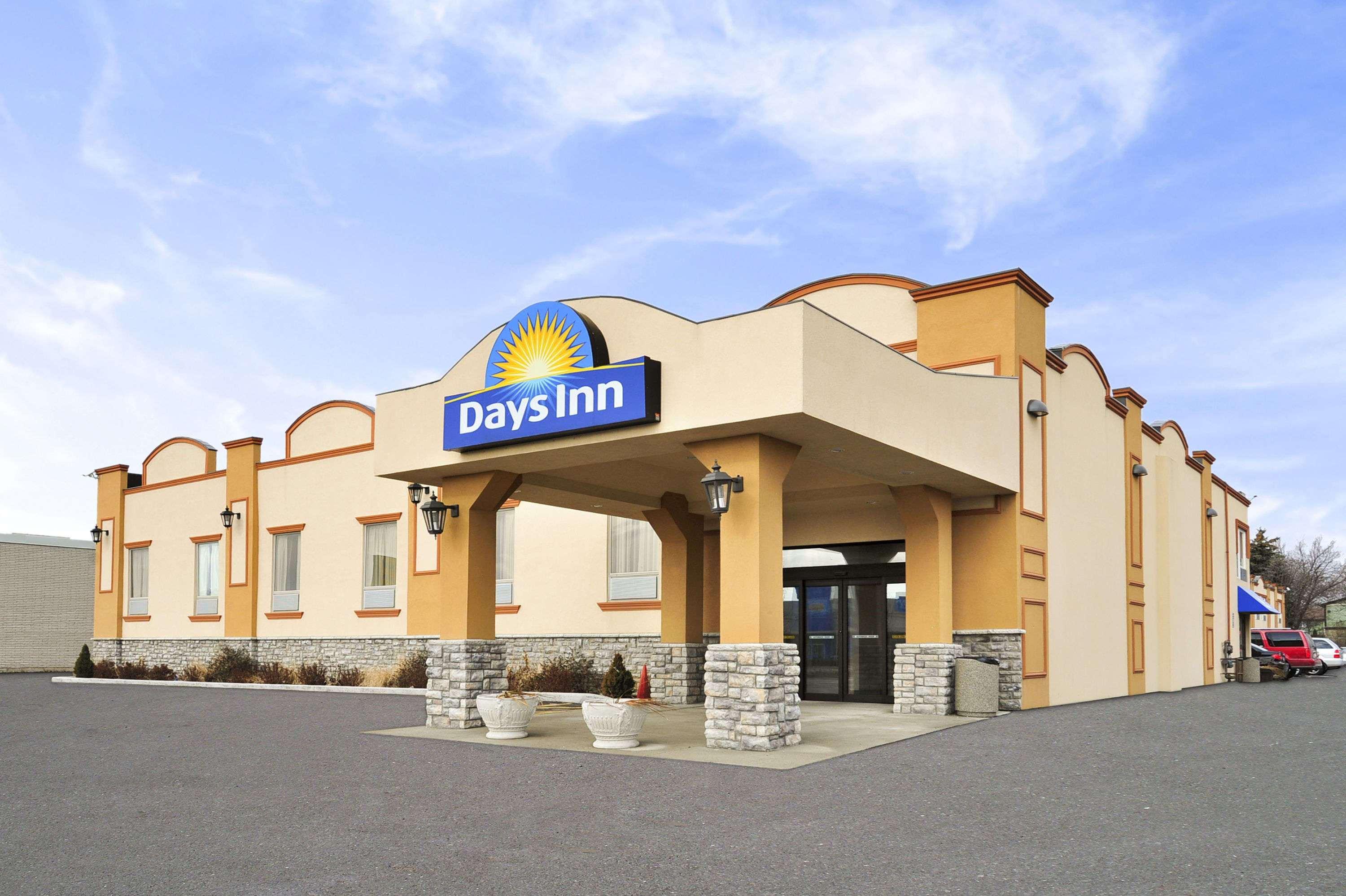Days Inn By Wyndham Brampton Bagian luar foto