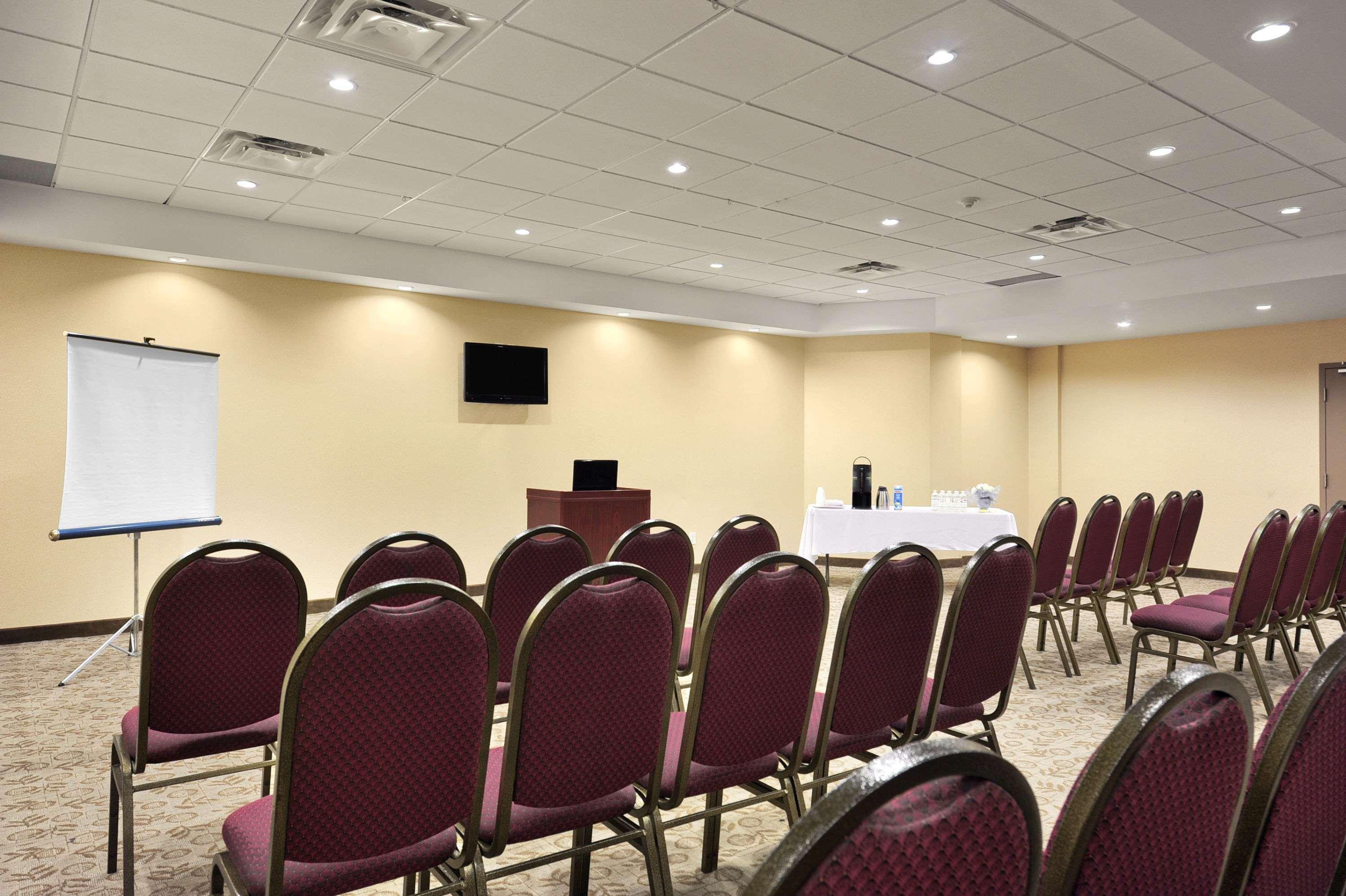 Days Inn By Wyndham Brampton Bagian luar foto