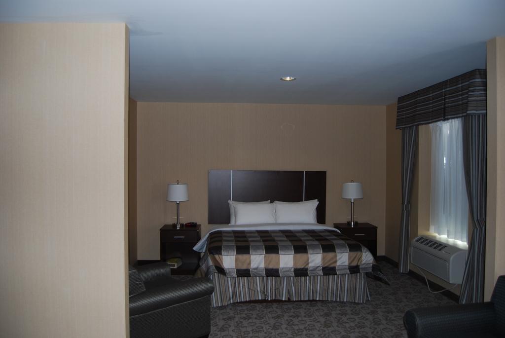 Days Inn By Wyndham Brampton Bagian luar foto