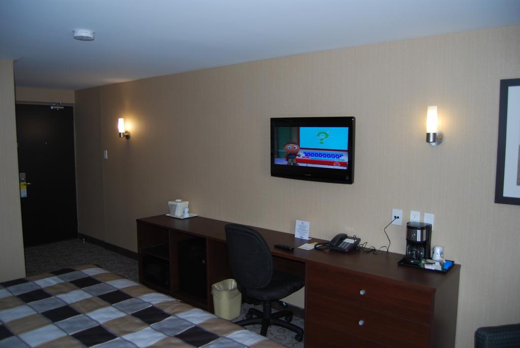 Days Inn By Wyndham Brampton Bagian luar foto