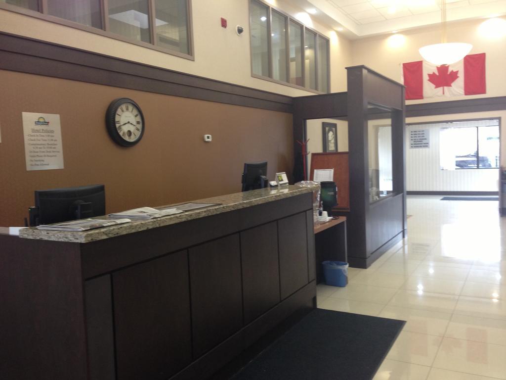 Days Inn By Wyndham Brampton Bagian luar foto