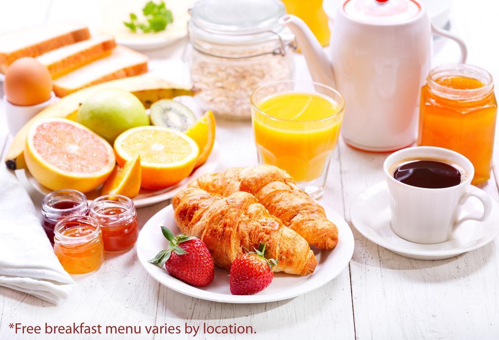 Days Inn By Wyndham Brampton Bagian luar foto