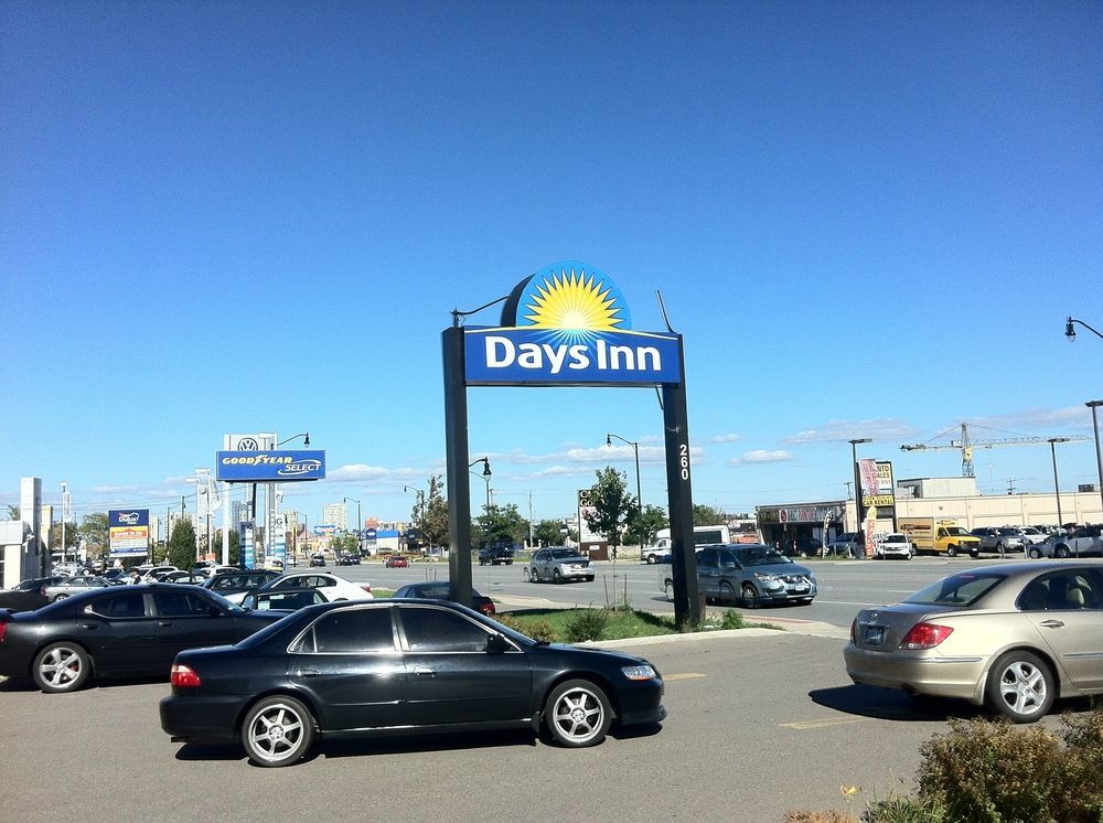 Days Inn By Wyndham Brampton Bagian luar foto