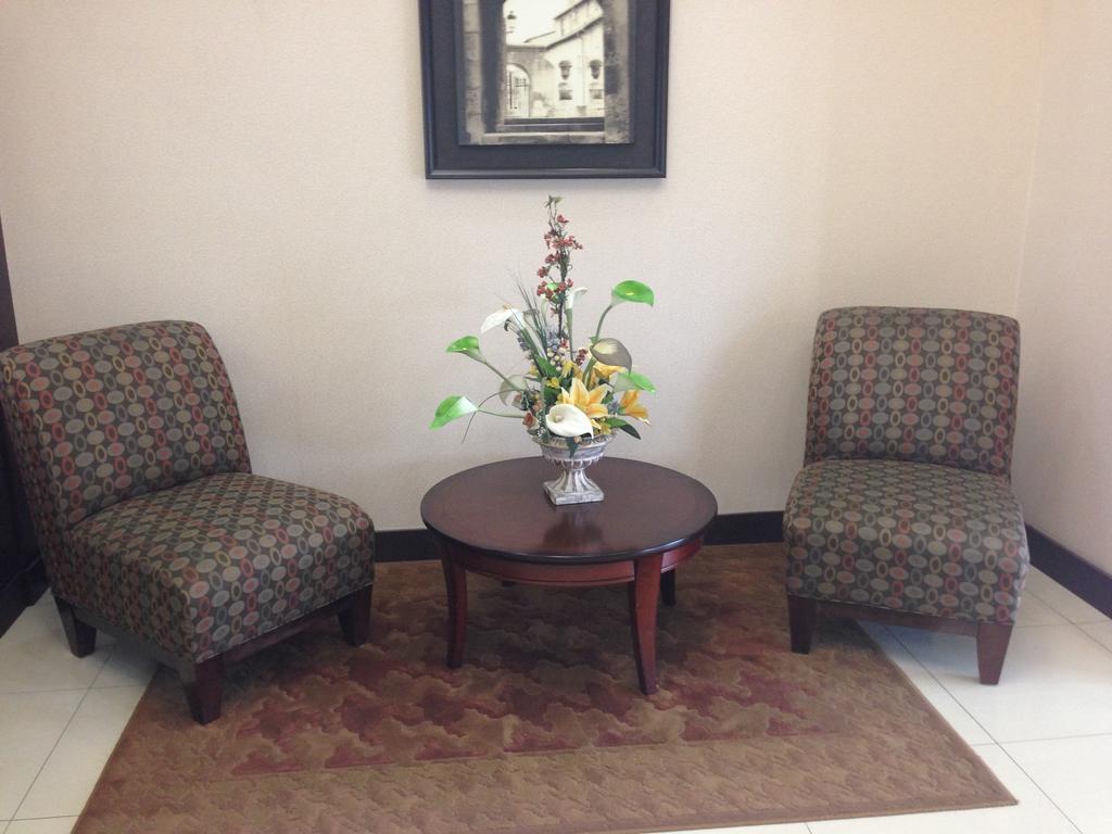 Days Inn By Wyndham Brampton Bagian luar foto
