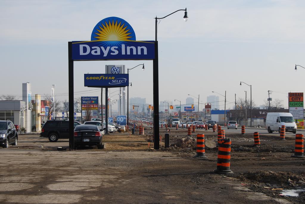 Days Inn By Wyndham Brampton Bagian luar foto