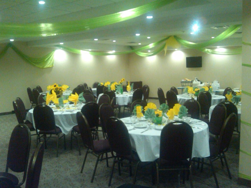 Days Inn By Wyndham Brampton Bagian luar foto