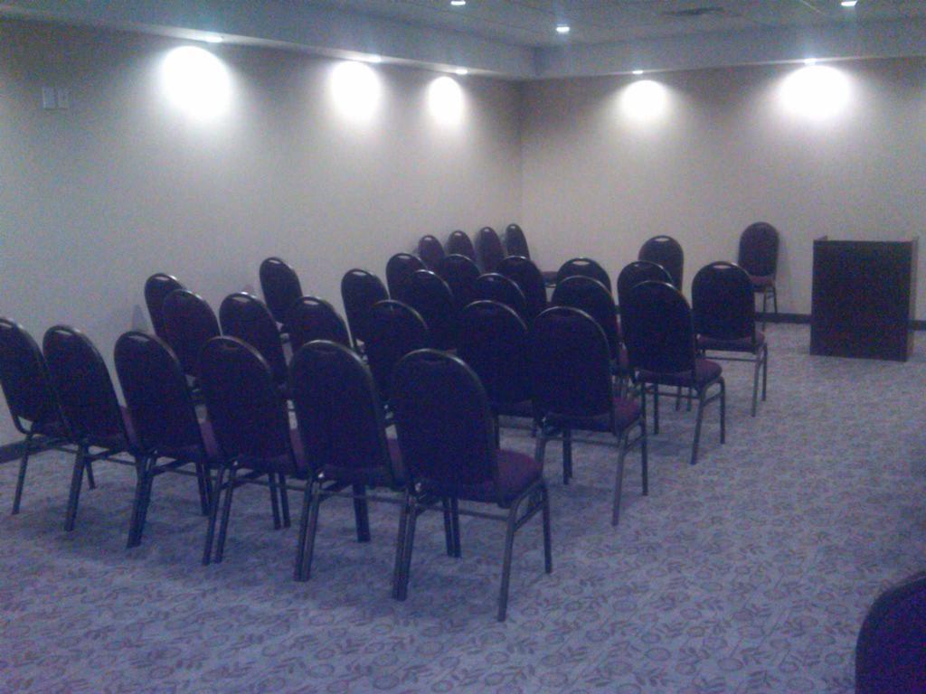 Days Inn By Wyndham Brampton Bagian luar foto